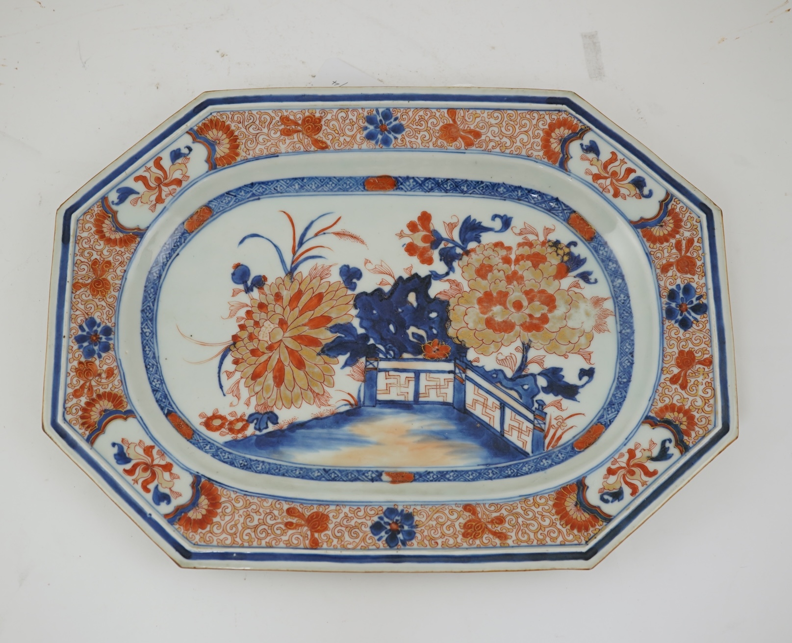 A Chinese export Imari canted rectangular serving dish, early 18th century